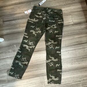 NWT Size 26 William Rast Green Camo Crop Skinny Cargo. New with Tags